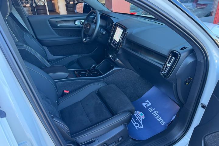 Hvid Volvo XC40 fra 2023