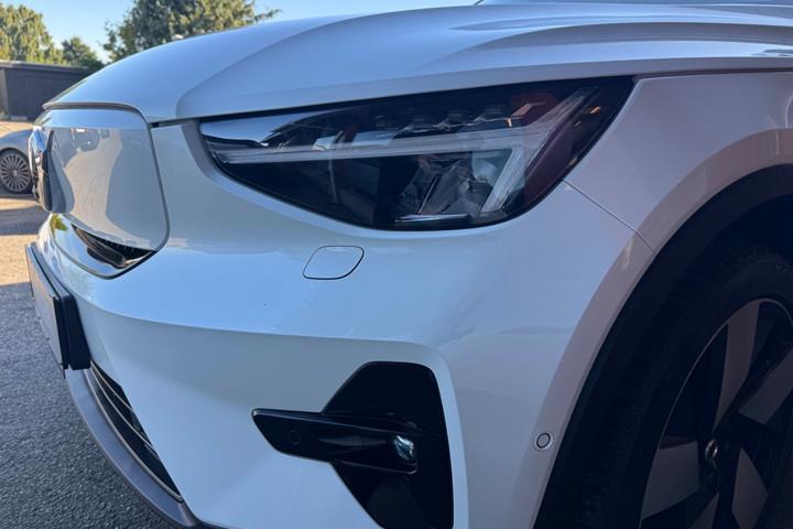 Hvid Volvo XC40 fra 2023