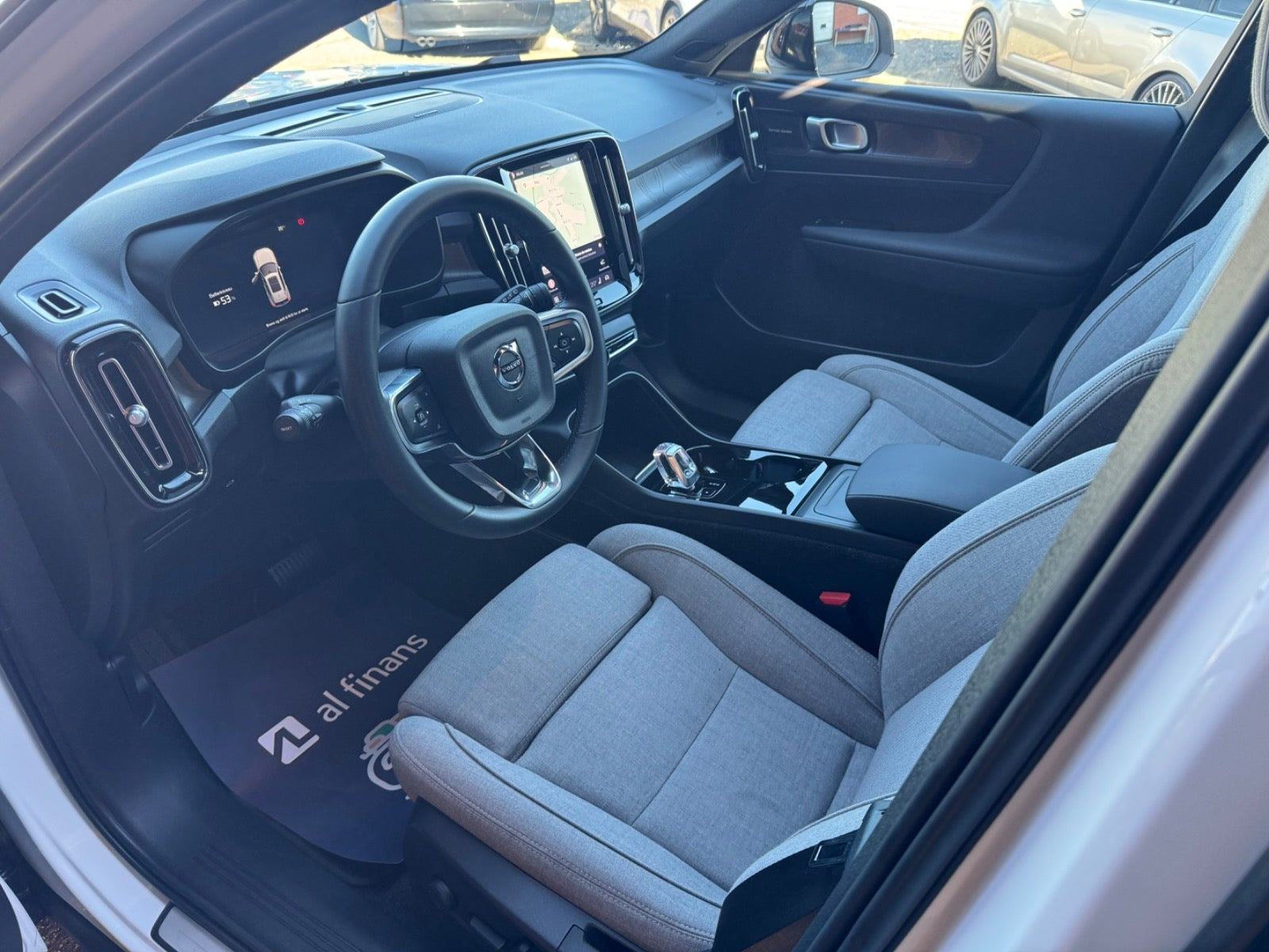 Hvid Volvo XC40 fra 2023