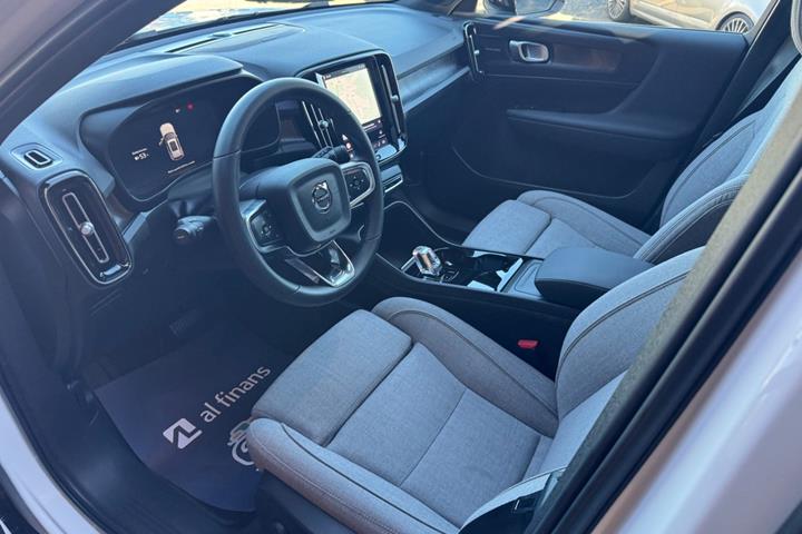 Hvid Volvo XC40 fra 2023
