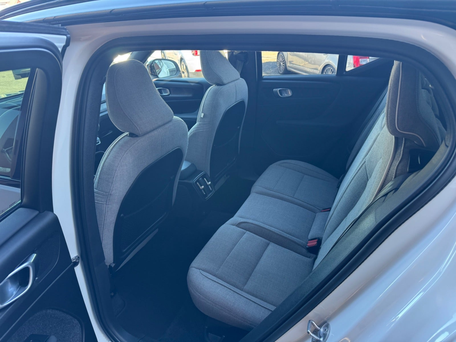 Hvid Volvo XC40 fra 2023