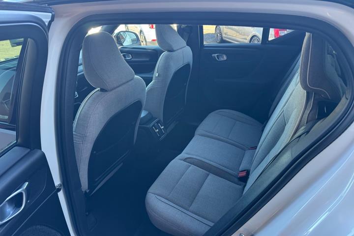 Hvid Volvo XC40 fra 2023