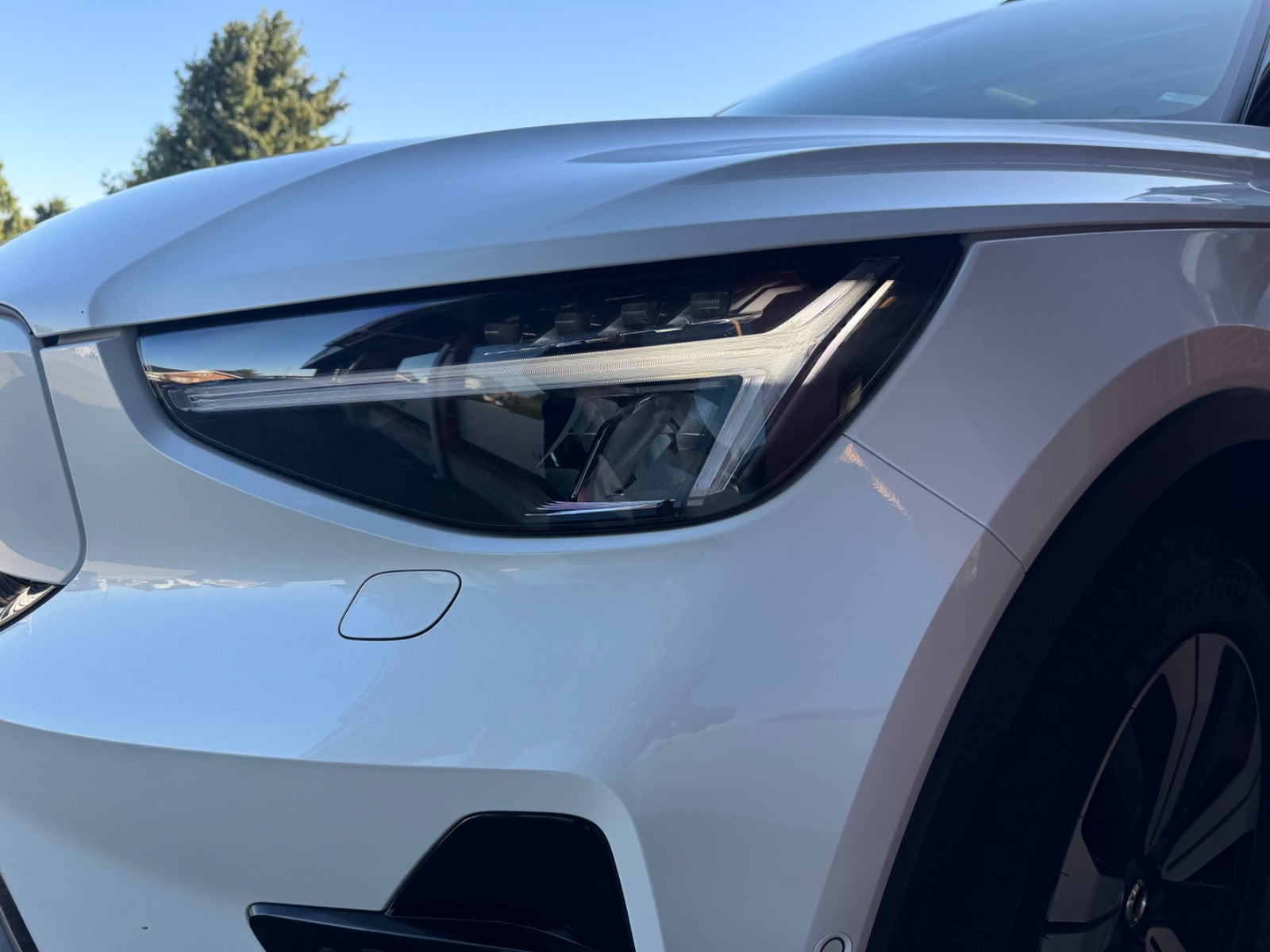 Hvid Volvo XC40 fra 2023
