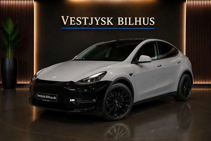 Grå Tesla Model Y fra 2021