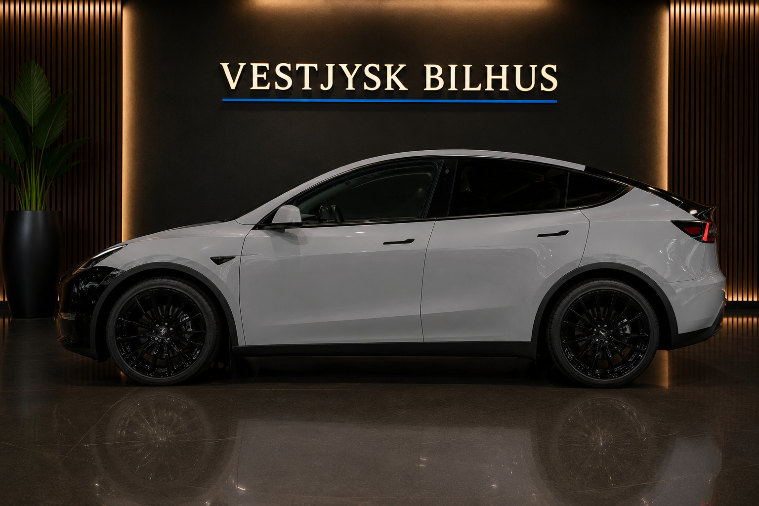 Grå Tesla Model Y fra 2021