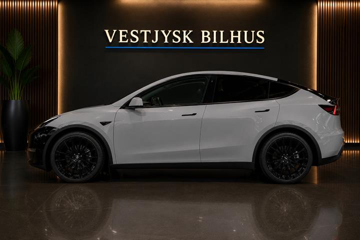 Grå Tesla Model Y fra 2021