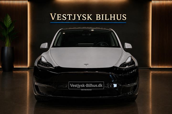 Grå Tesla Model Y fra 2021
