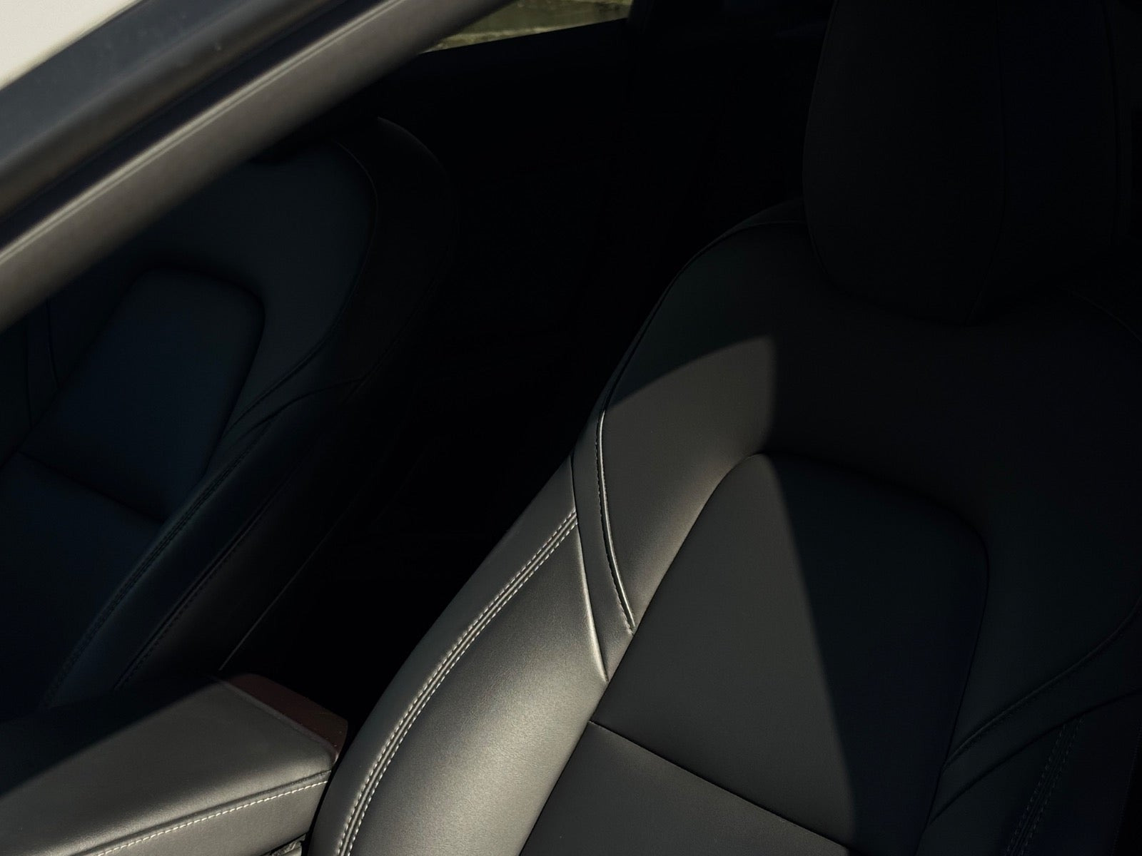 Grå Tesla Model Y fra 2021