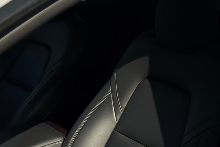 Grå Tesla Model Y fra 2021