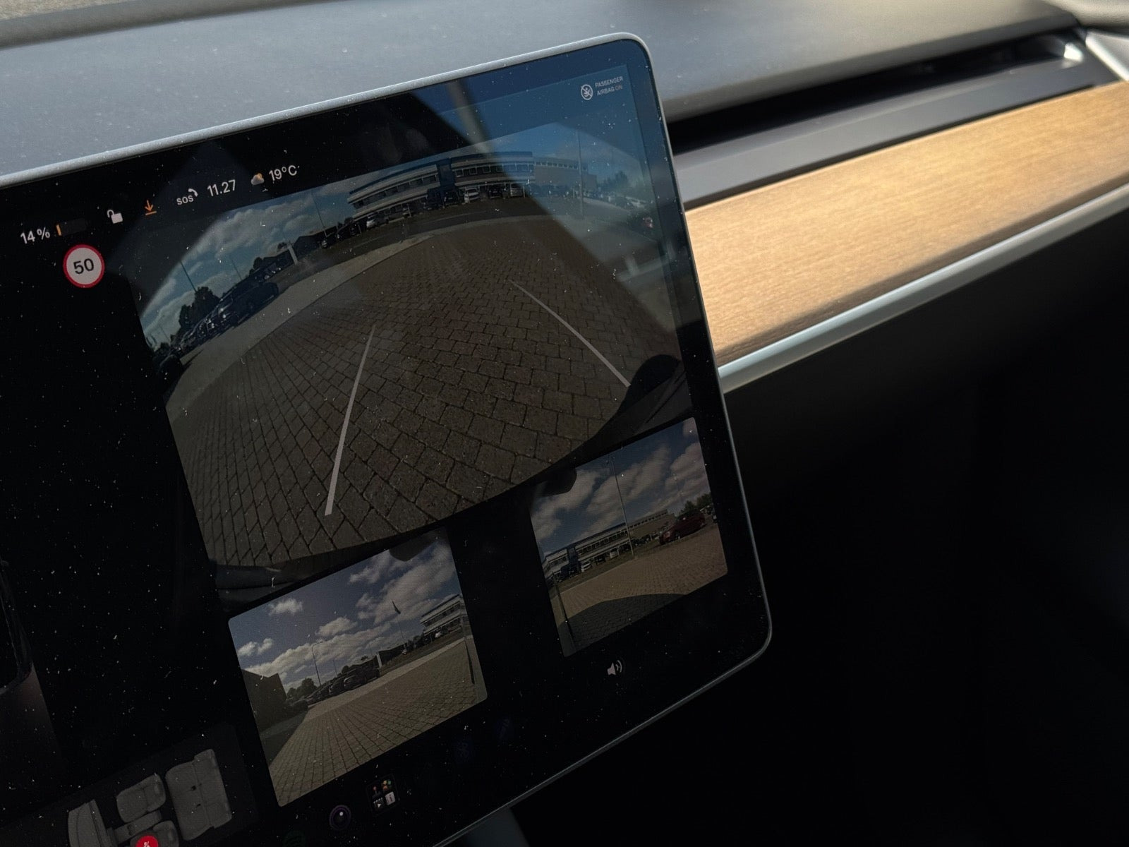 Grå Tesla Model Y fra 2021