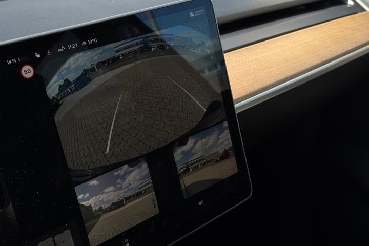 Grå Tesla Model Y fra 2021