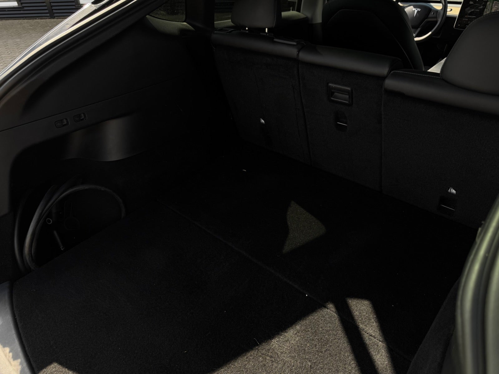 Grå Tesla Model Y fra 2021