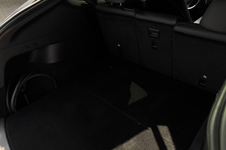 Grå Tesla Model Y fra 2021