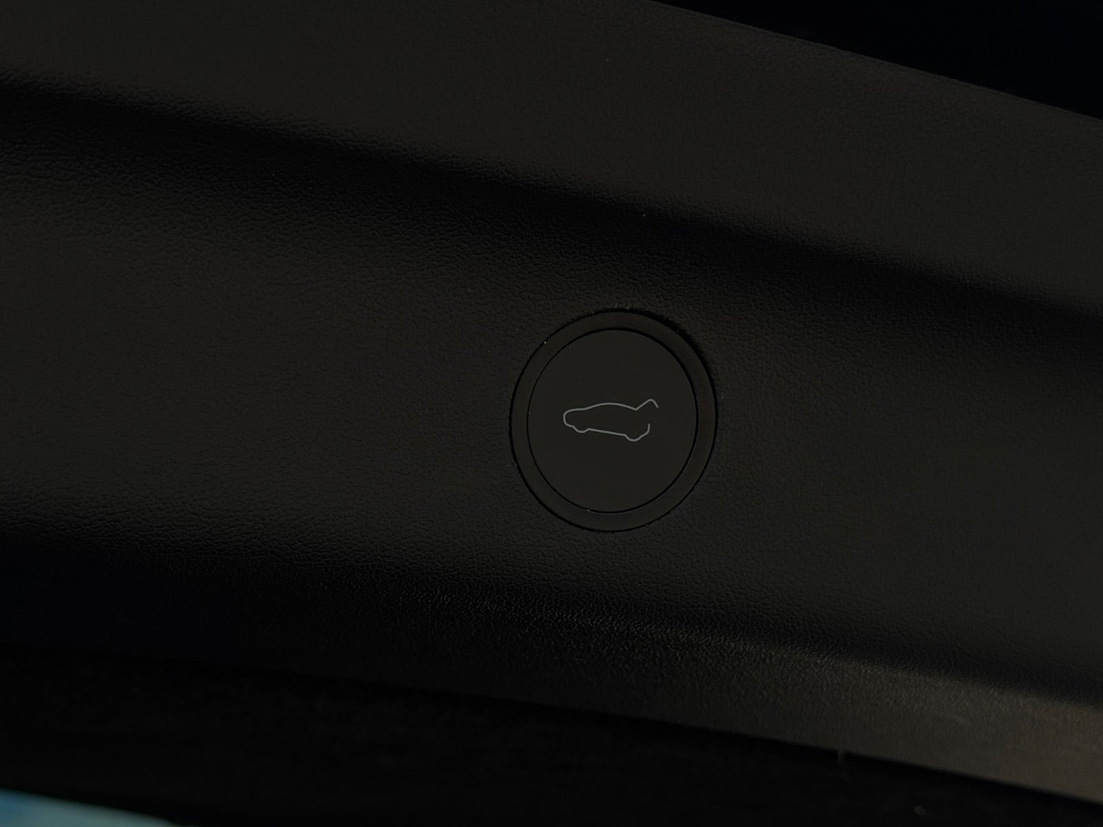 Grå Tesla Model Y fra 2021