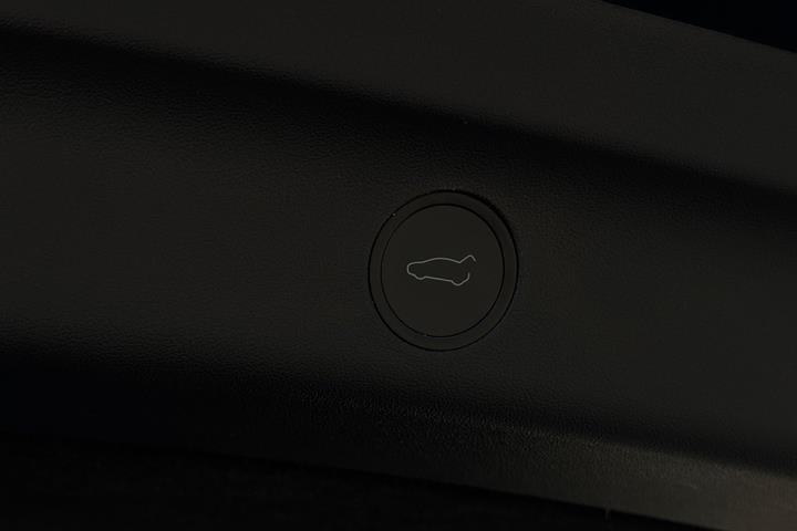 Grå Tesla Model Y fra 2021