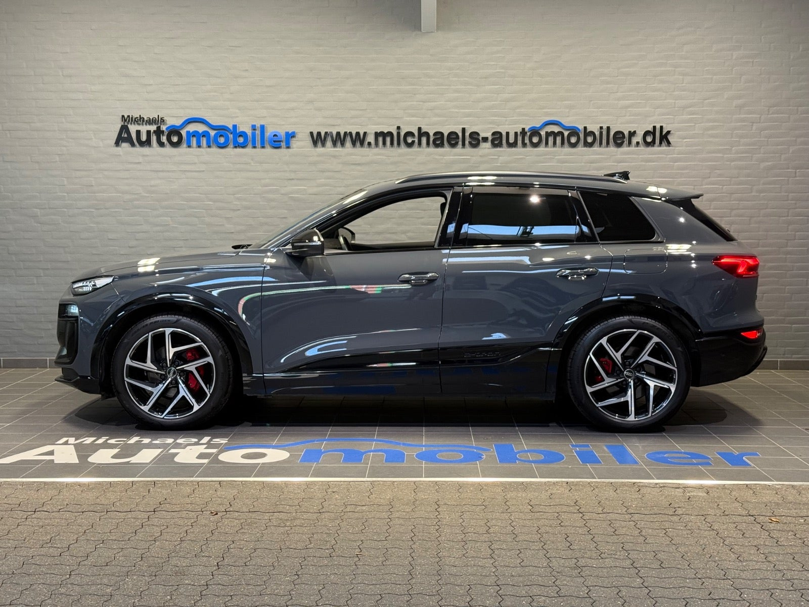 Grå Audi Q6 e-tron fra 2025