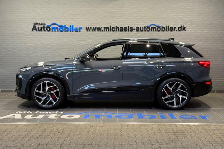 Grå Audi Q6 e-tron fra 2025