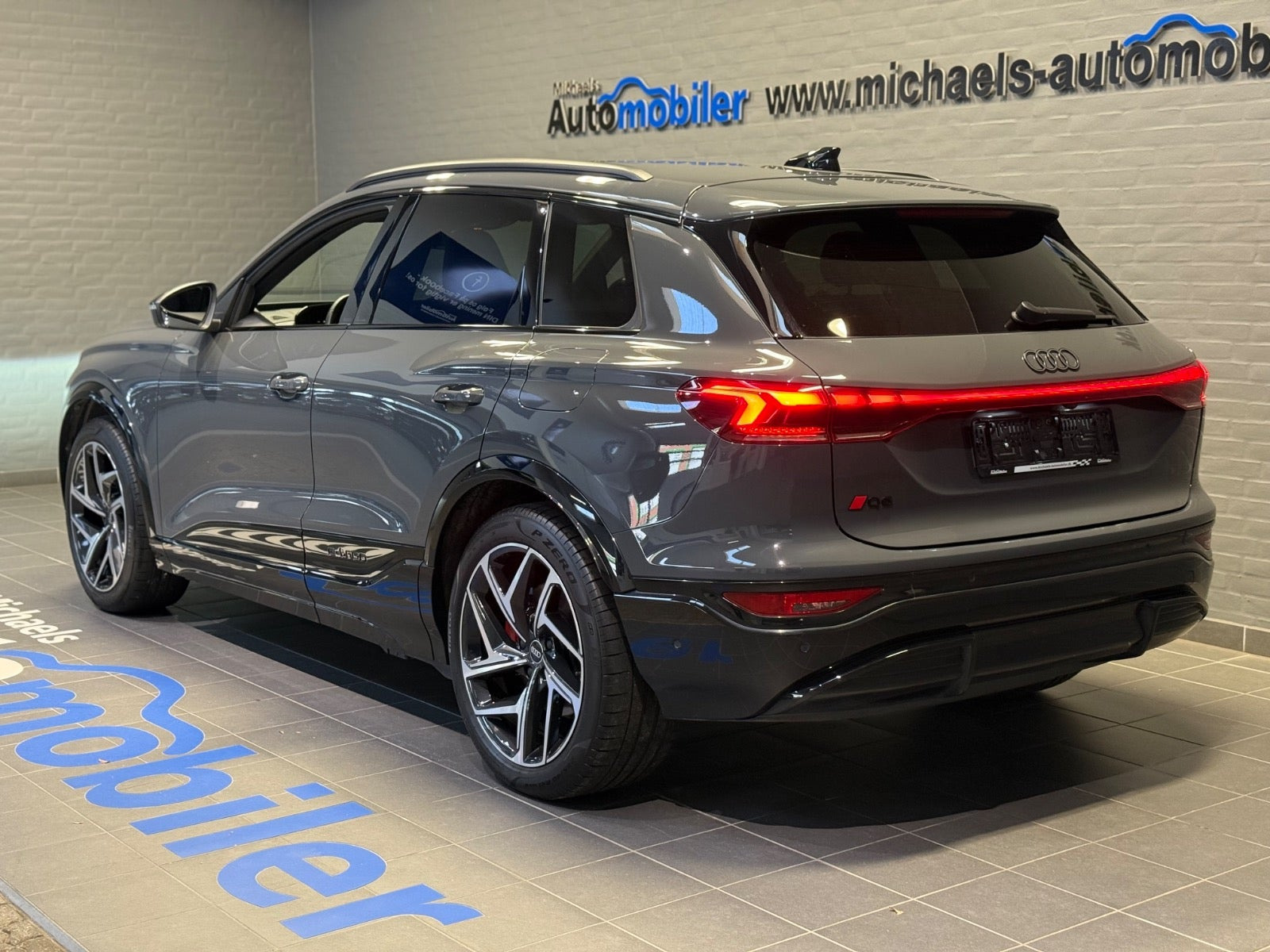 Grå Audi Q6 e-tron fra 2025