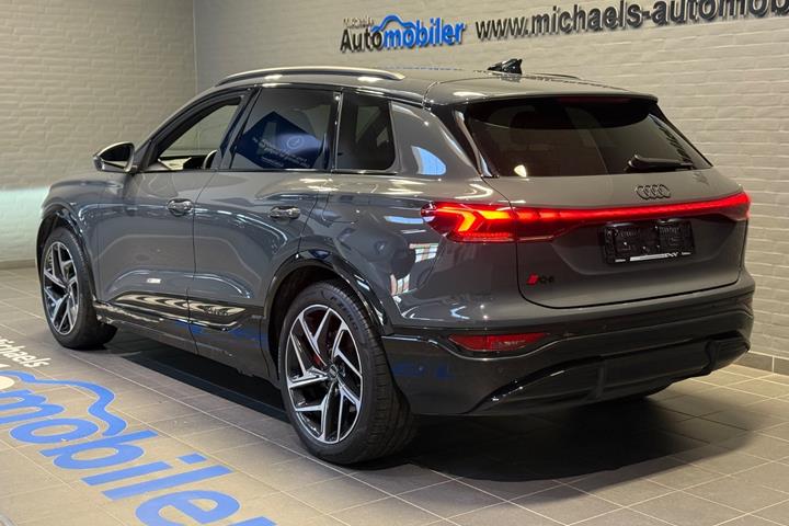 Grå Audi Q6 e-tron fra 2025
