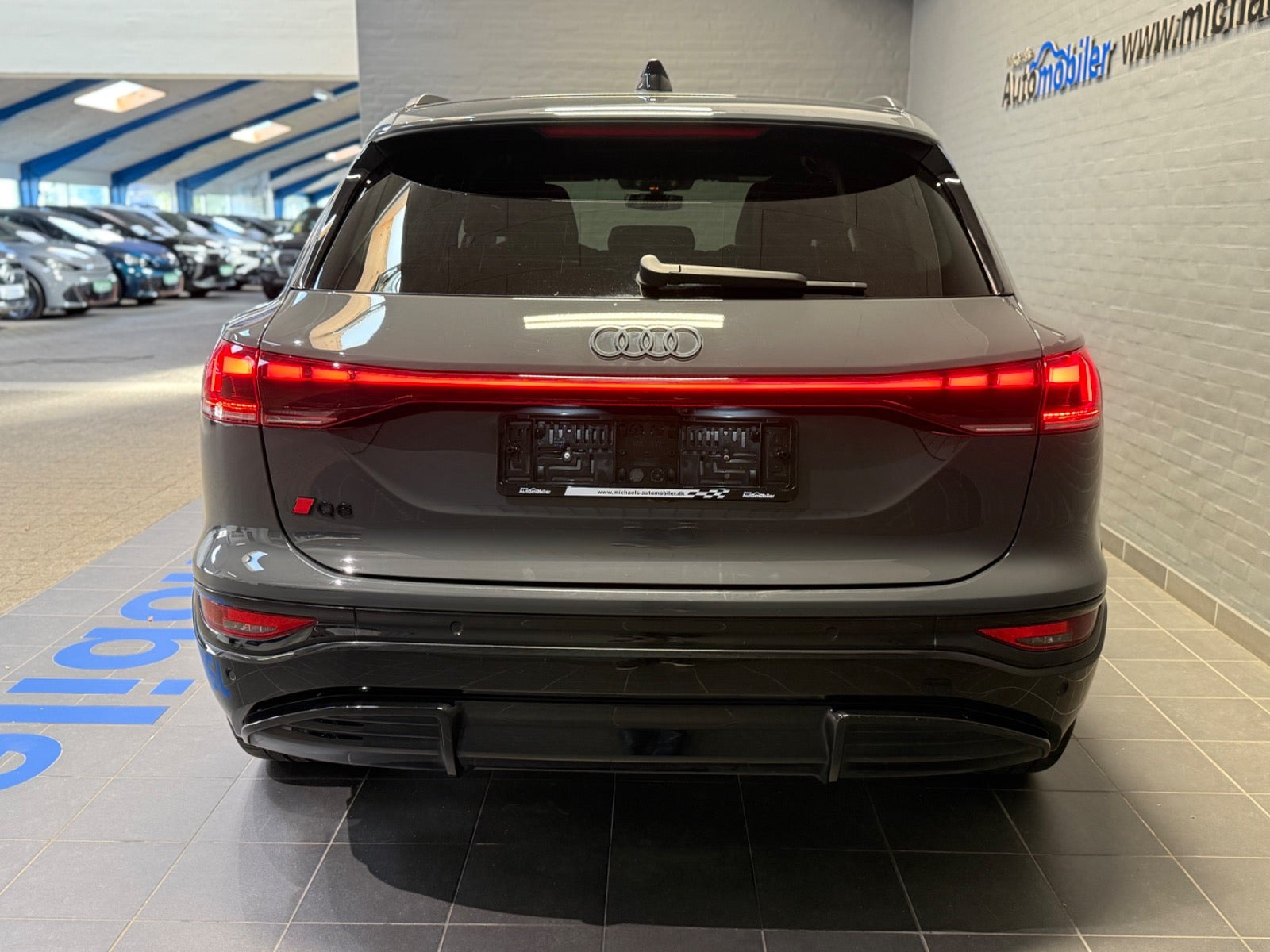 Grå Audi Q6 e-tron fra 2025