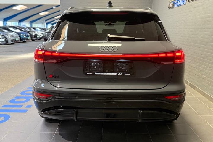 Grå Audi Q6 e-tron fra 2025