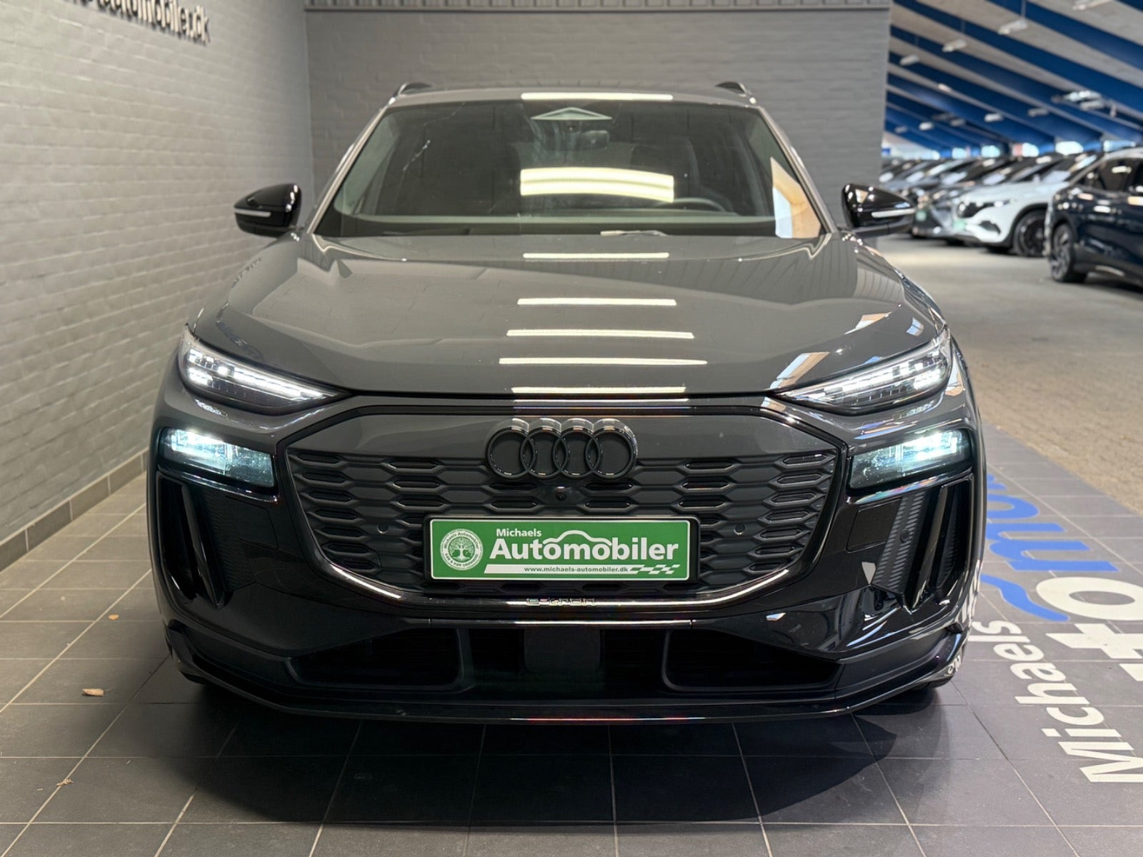 Grå Audi Q6 e-tron fra 2025