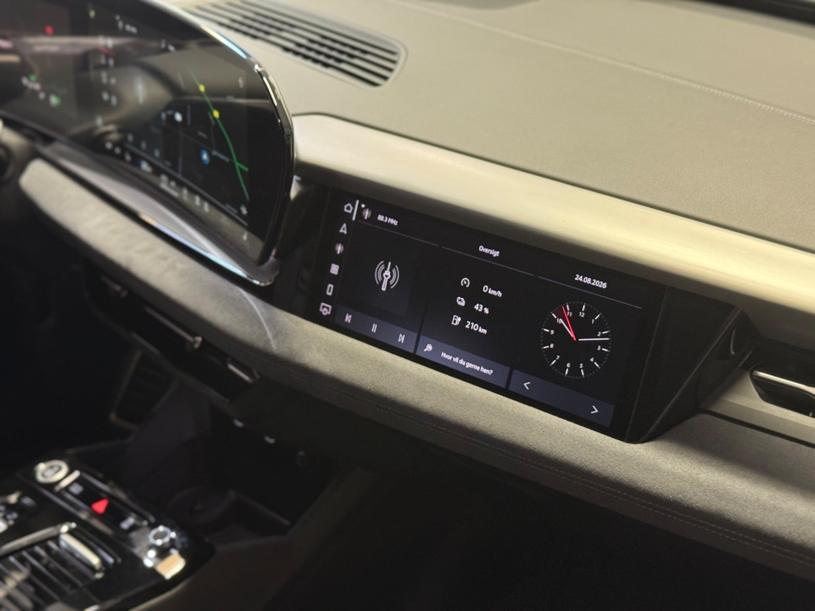 Grå Audi Q6 e-tron fra 2025