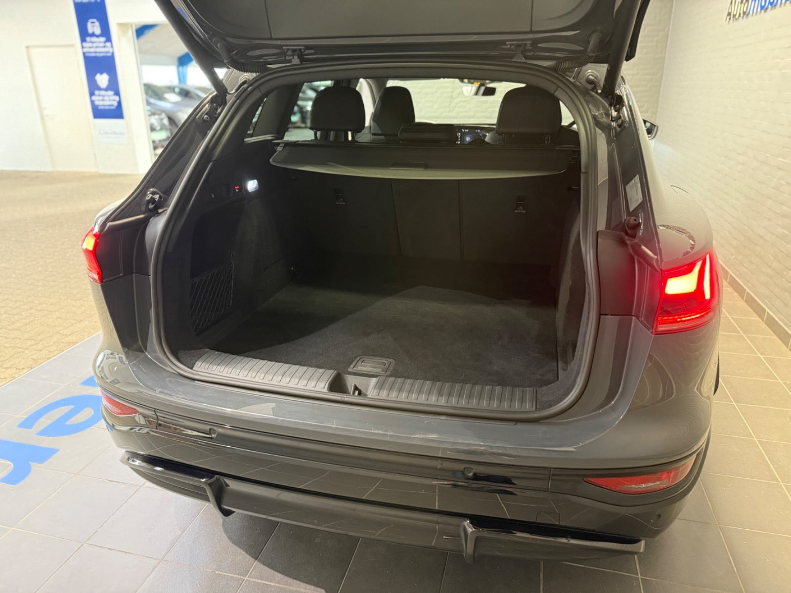 Grå Audi Q6 e-tron fra 2025