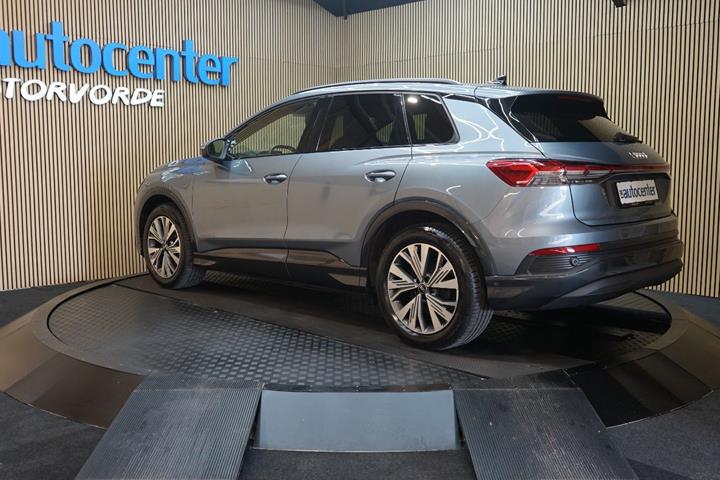 Grå Audi Q4 e-tron fra 2023