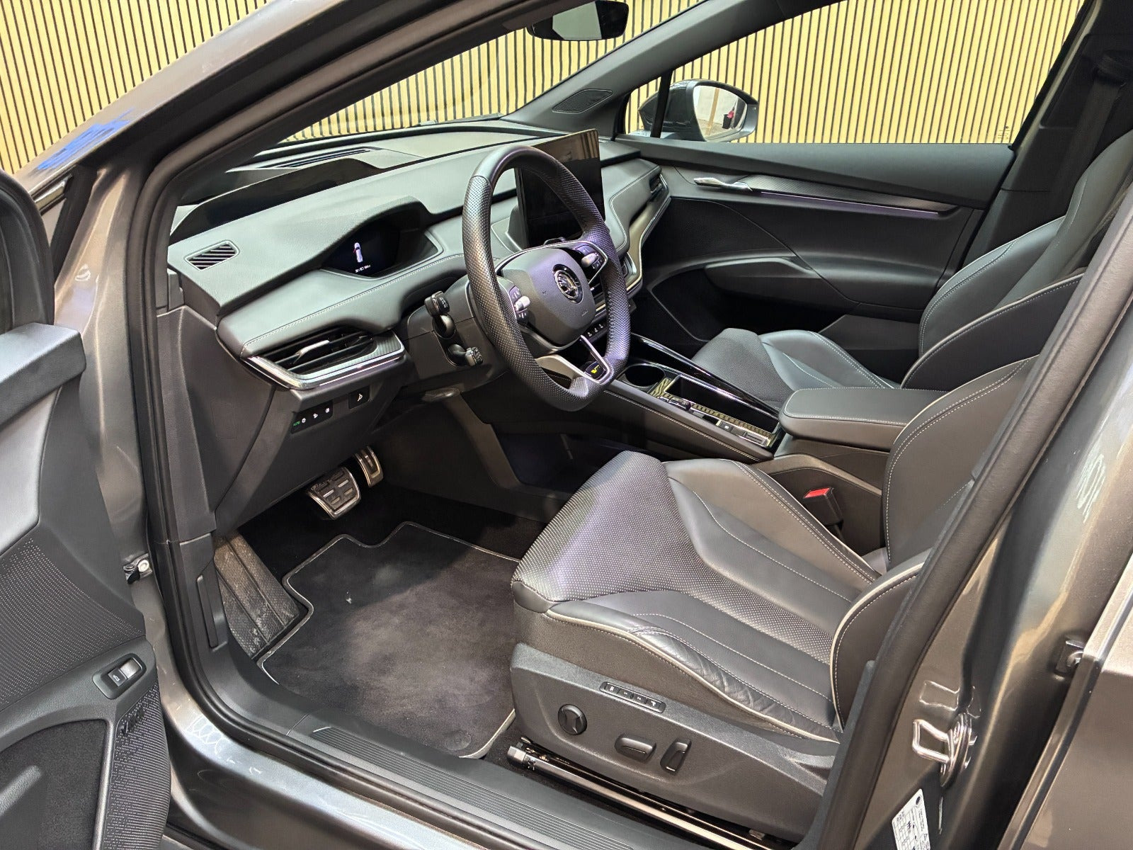Grå Skoda Enyaq fra 2025