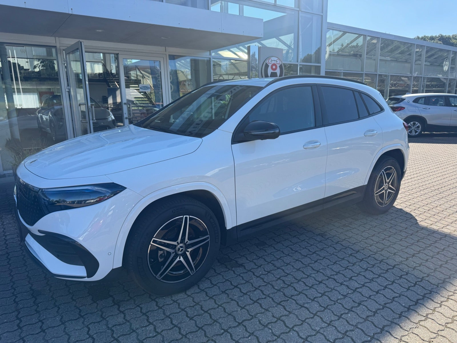 Hvid Mercedes EQA250+ fra 2024