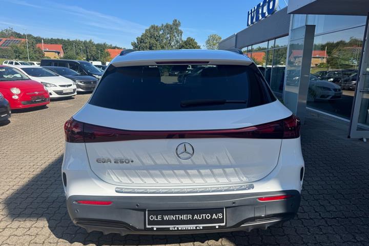 Hvid Mercedes EQA250+ fra 2024