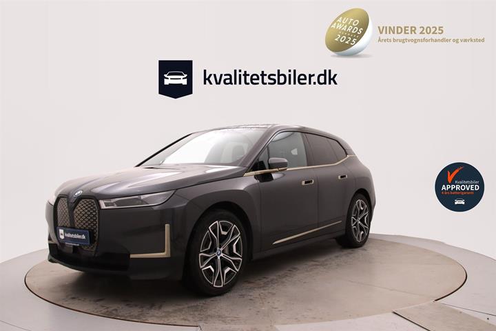 Grå BMW iX fra 2022