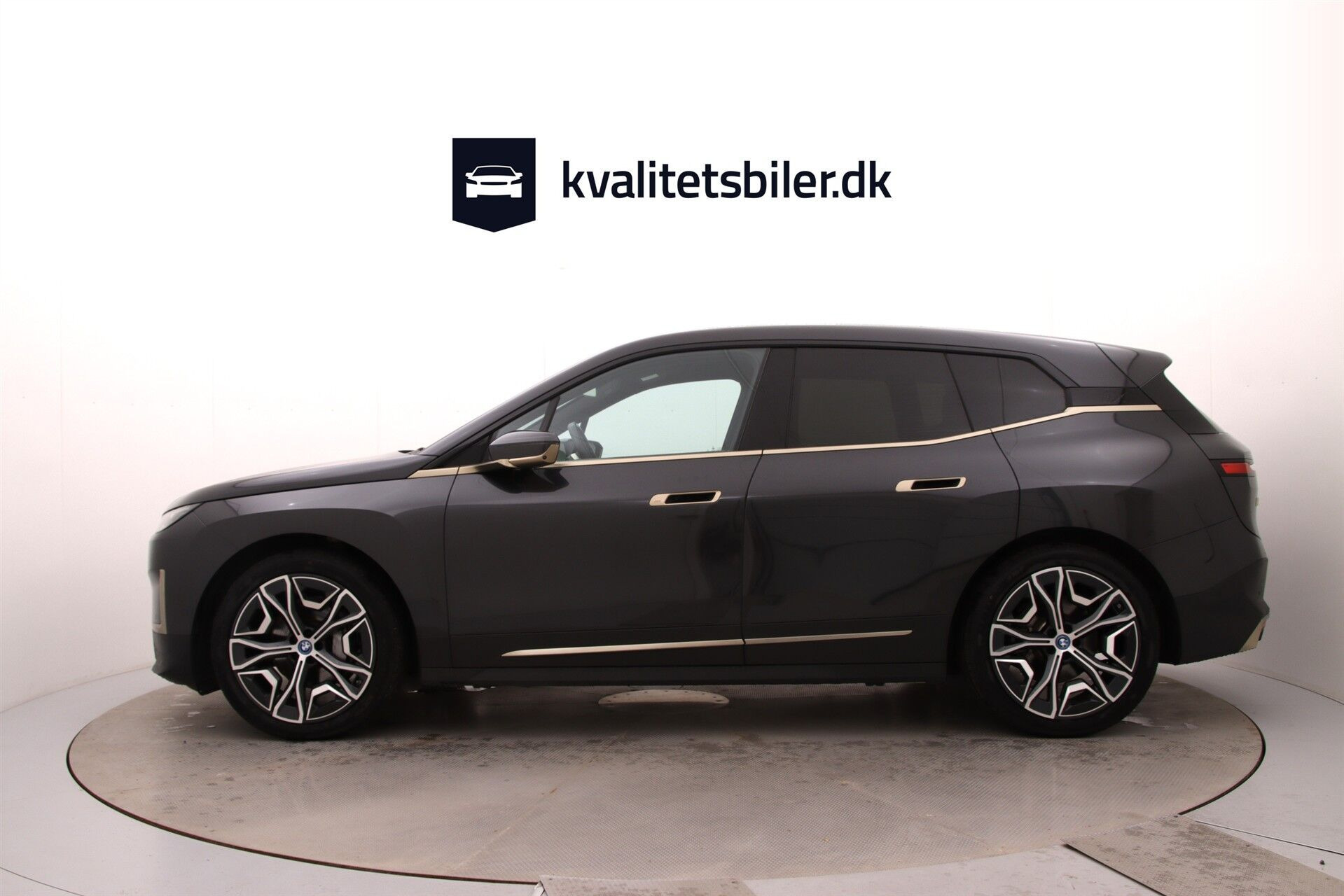 Grå BMW iX fra 2022