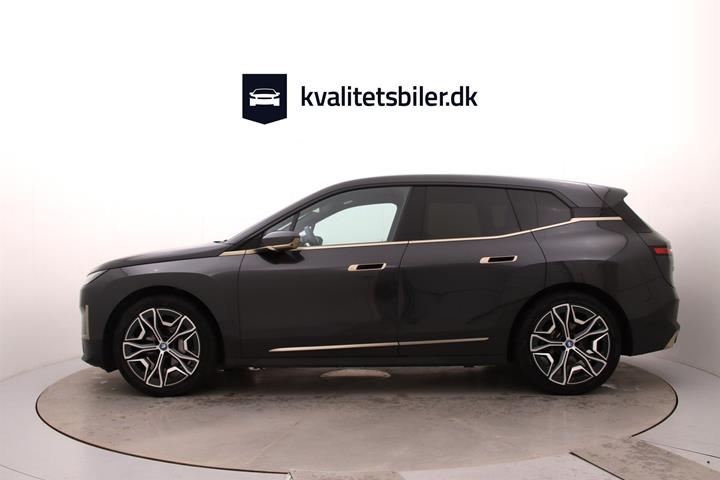 Grå BMW iX fra 2022