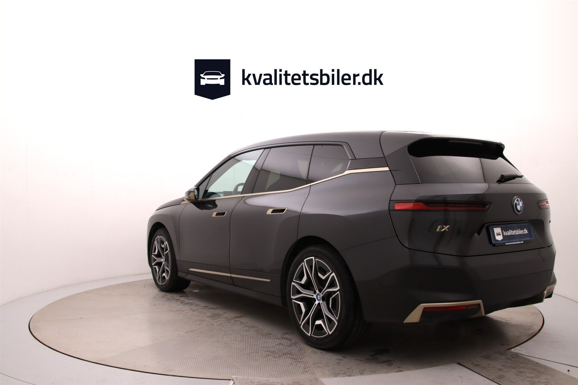 Grå BMW iX fra 2022