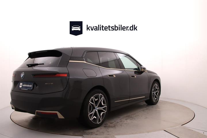 Grå BMW iX fra 2022