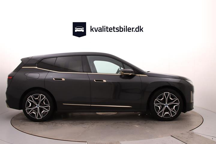 Grå BMW iX fra 2022