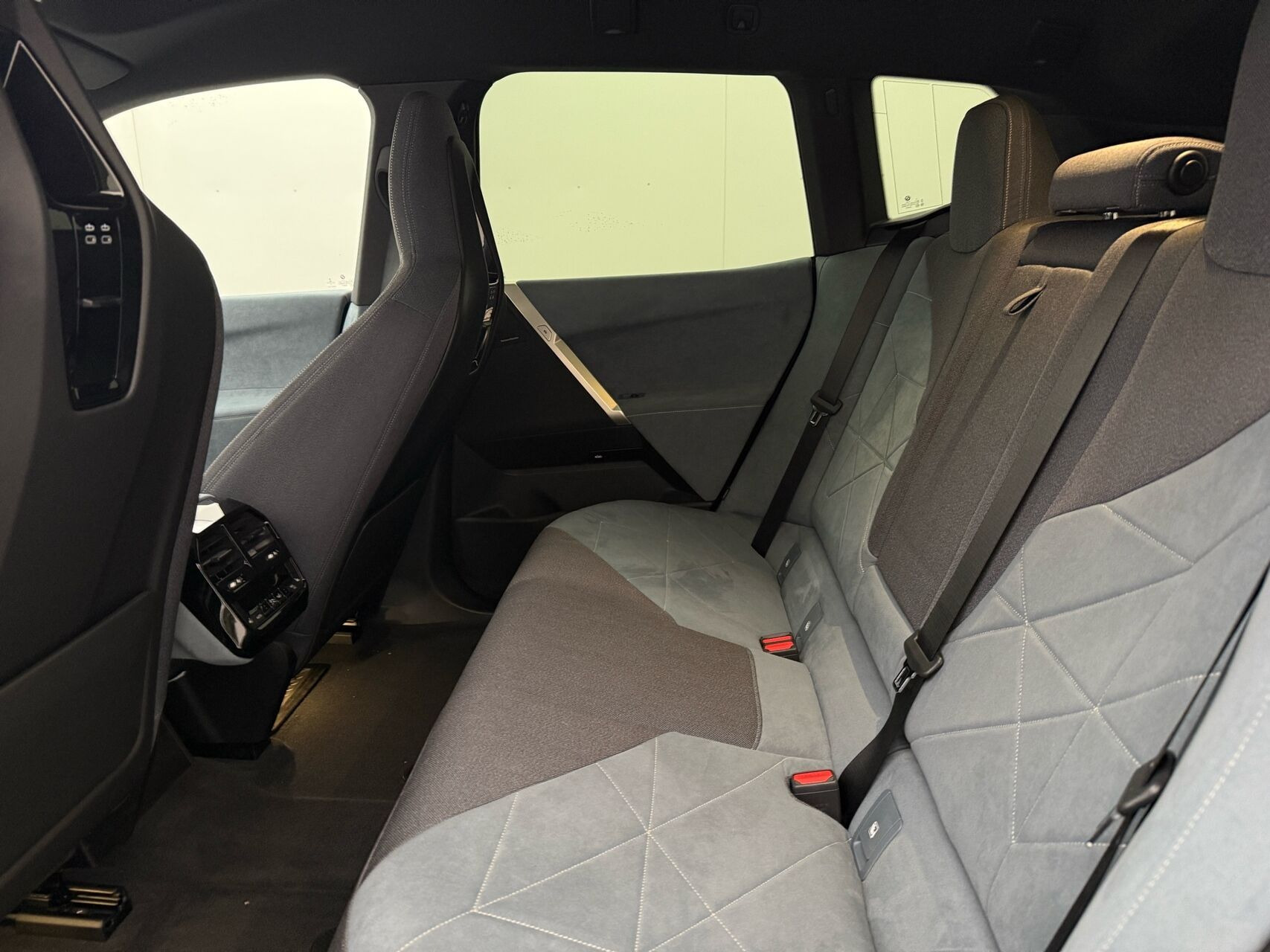 Grå BMW iX fra 2022