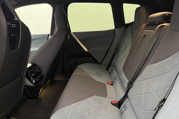 Grå BMW iX fra 2022