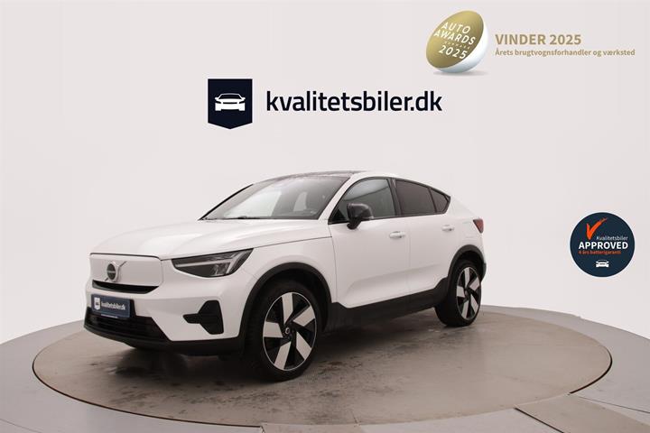 Hvid Volvo C40 fra 2023 set udefra