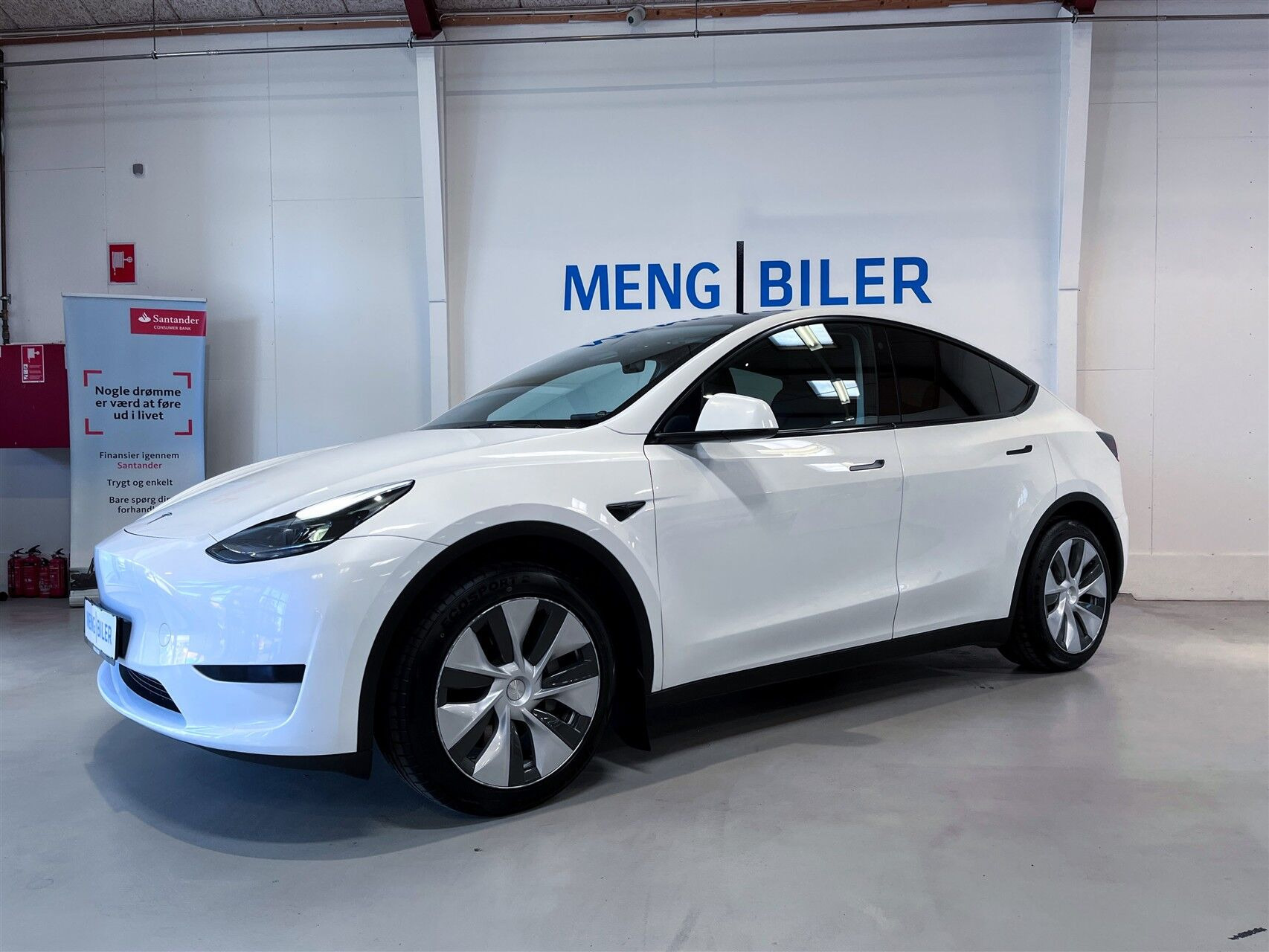 Hvid Tesla Model Y fra 2023