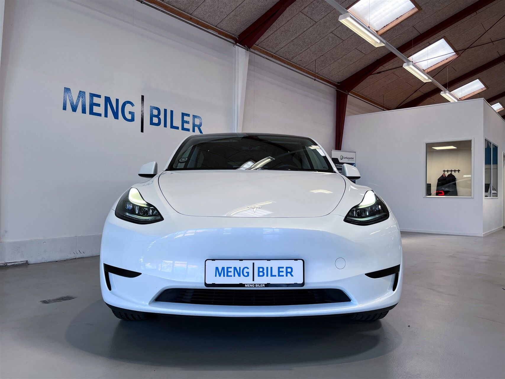 Hvid Tesla Model Y fra 2023