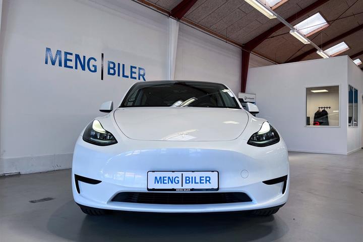Hvid Tesla Model Y fra 2023