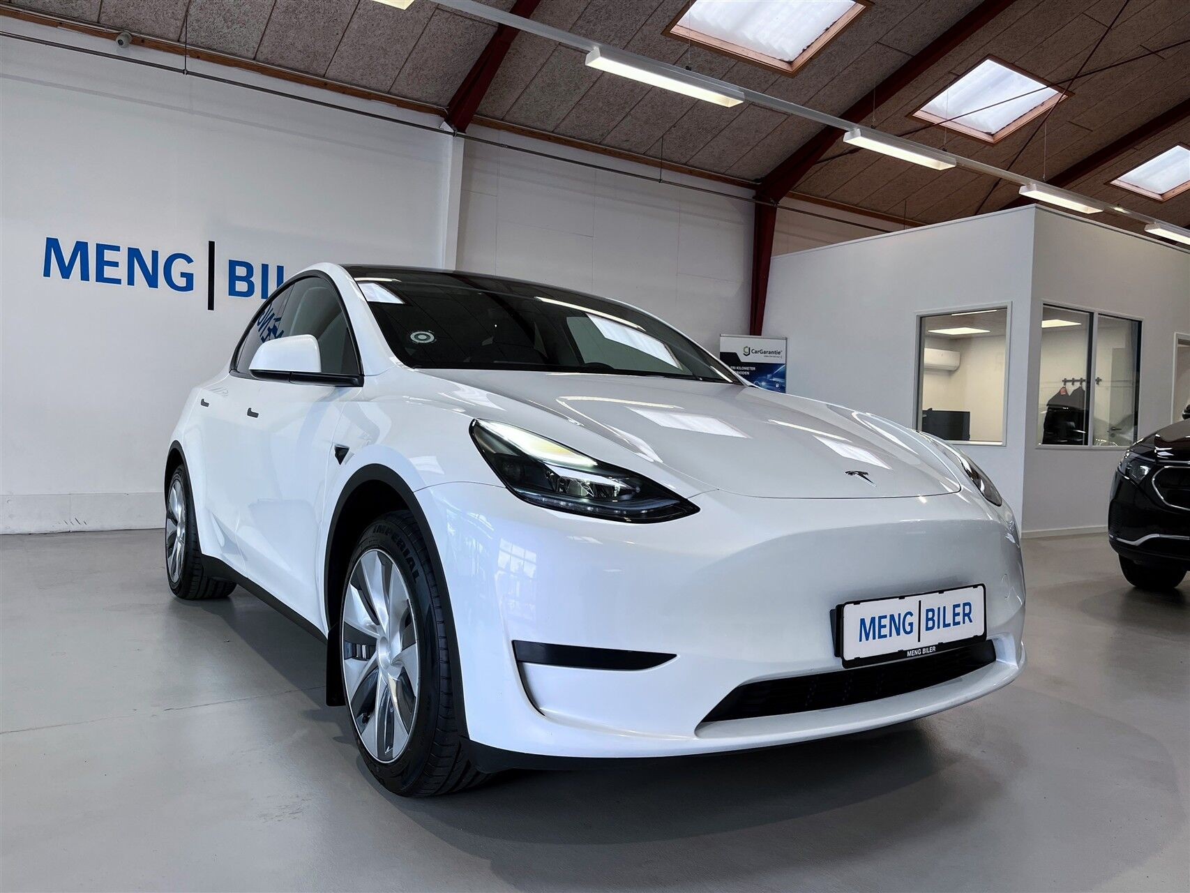 Hvid Tesla Model Y fra 2023