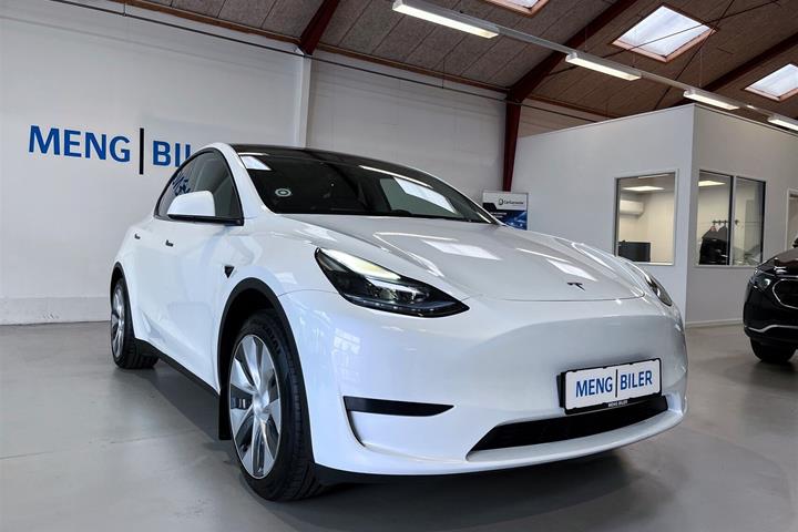 Hvid Tesla Model Y fra 2023