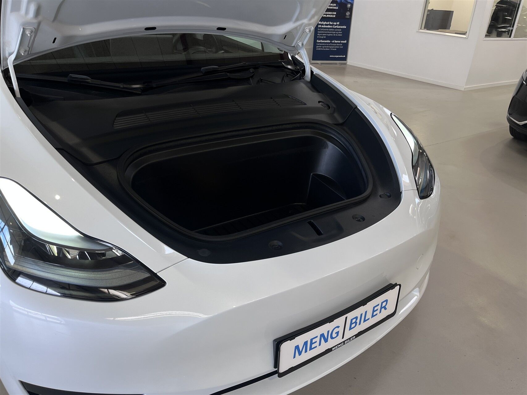 Hvid Tesla Model Y fra 2023