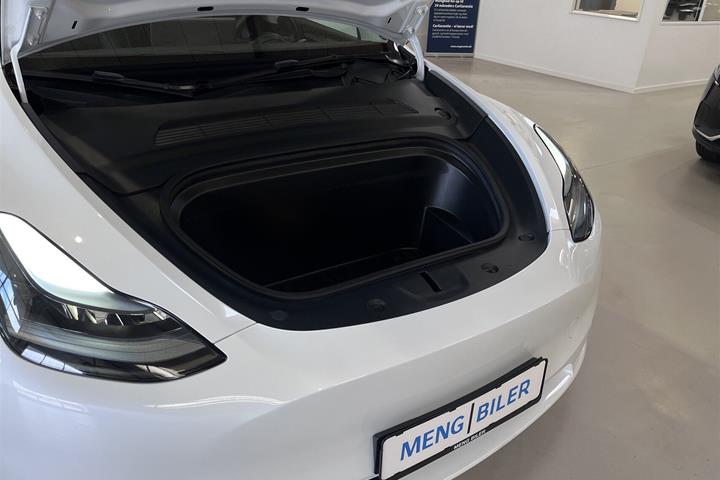 Hvid Tesla Model Y fra 2023