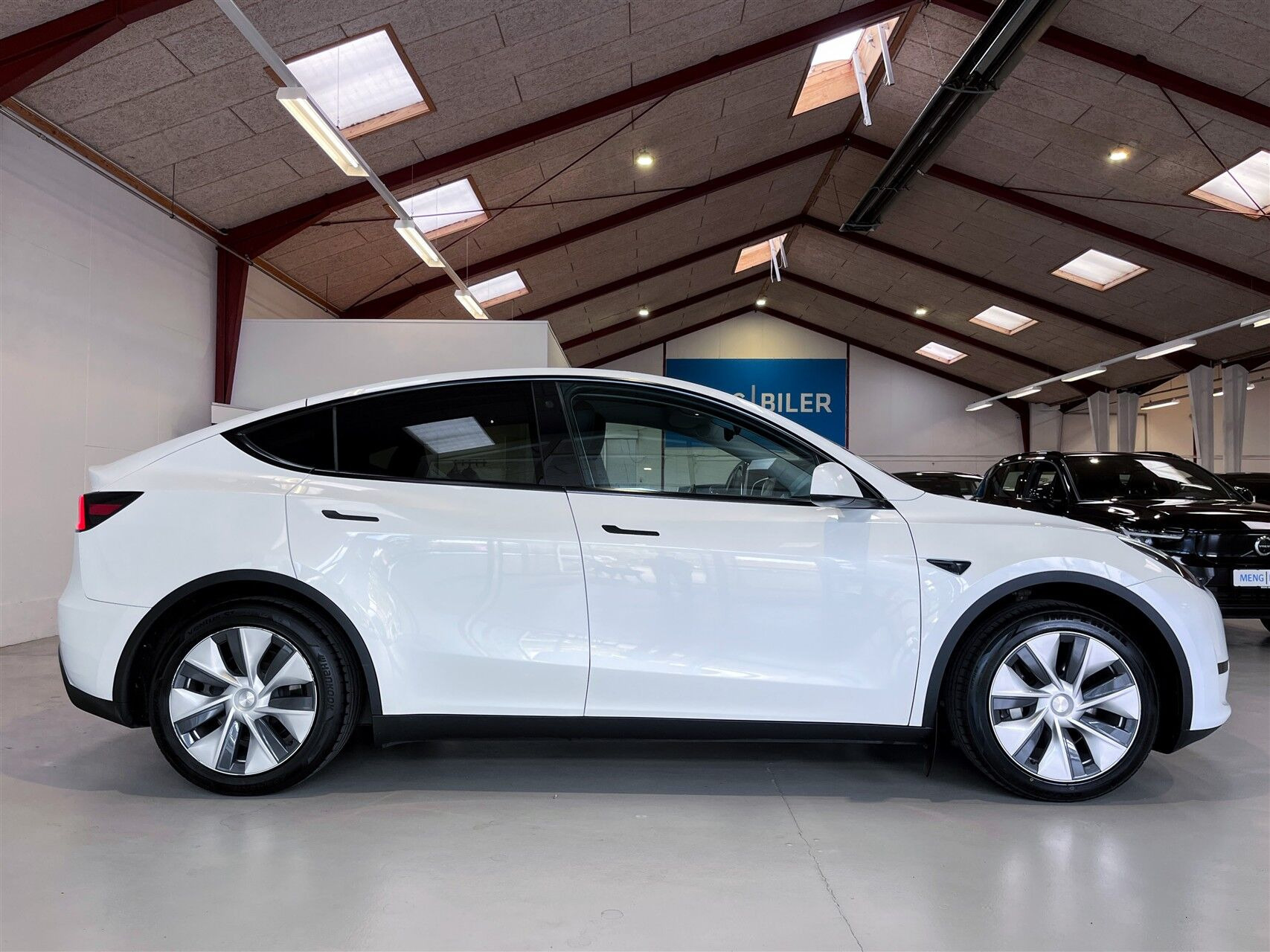 Hvid Tesla Model Y fra 2023