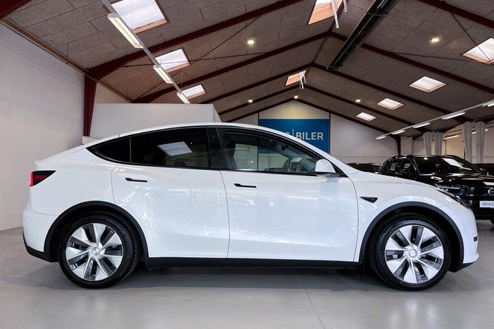 Hvid Tesla Model Y fra 2023